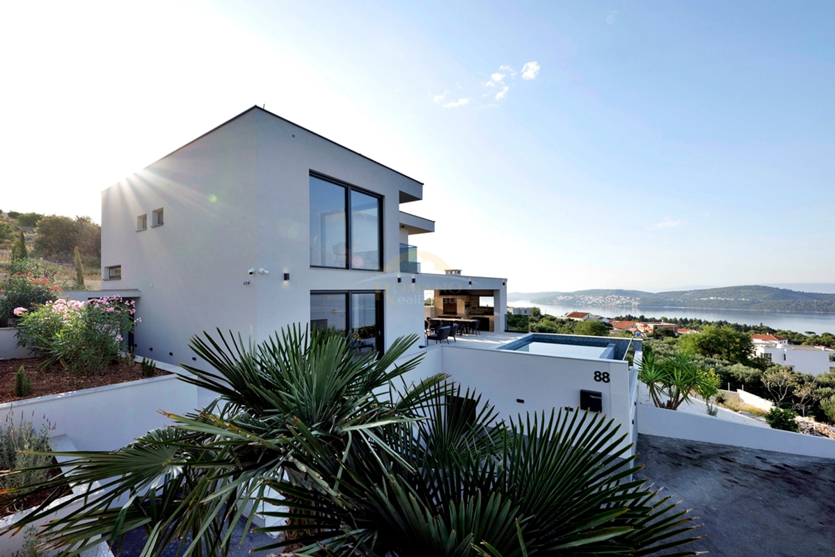 Villa esclusiva a Seget Gornji in un ambiente tranquillo e silenzioso con una splendida vista panoramica